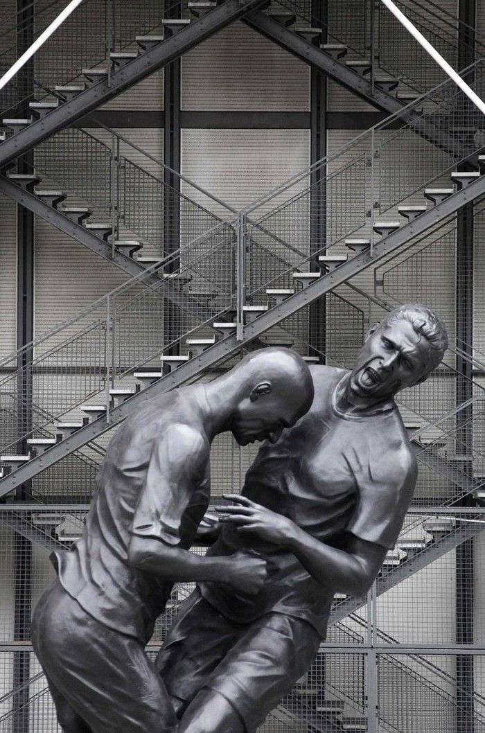 Bức tượng về khoảnh khắc bất tử giữa Zinedine Zidane và Marco Materazzi được đặt ở bên ngoài bảo tàng nghệ thuật đương đại Pompidou, ngay trung tâm thủ đô Paris, Pháp.